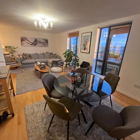 Entire In Exclusive Neighborhood - Comfortably Sleeps Up To 6 Guest